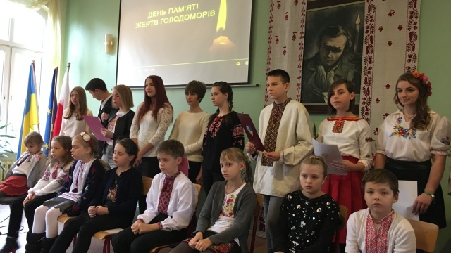Dzieci i młodzież w szczecińskim ośrodku Związku Ukraińców w Polsce akademią uczciła pamięć ofiar Wielkiego Głodu na Ukrainie.