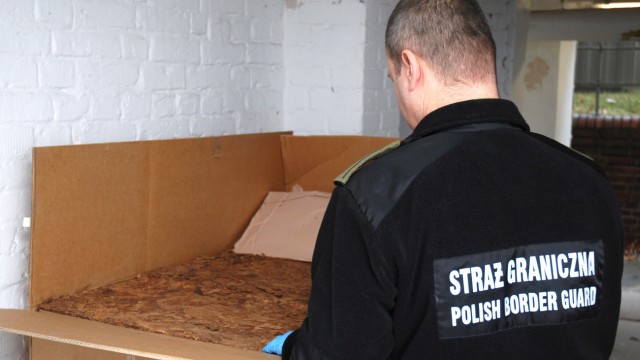 Mężczyznę, który przewoził 200 kilogramów tytoniu bez akcyzy zatrzymali w okolicach Szczecina strażnicy graniczni z polsko-niemieckiego posterunku w Pomellen.