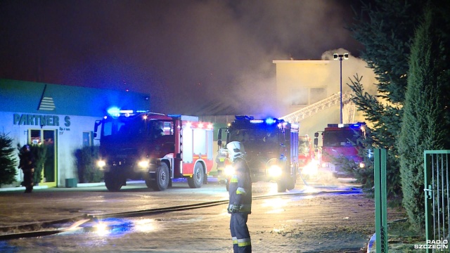 Pożar w fabryce w Danowie w powiecie goleniowskim. Ogień w hali, w której produkowane są okna, wybuchł w poniedziałek ok. godz. 21.