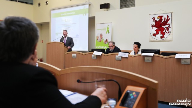 Chorzy na raka szybko otrzymują pomoc, ale trzeba dopracować system wydawania tzw. zielonych kart - ocenili eksperci podczas debaty onkologicznej, która odbyła się we wtorek w Sejmiku Województwa Zachodniopomorskiego.
