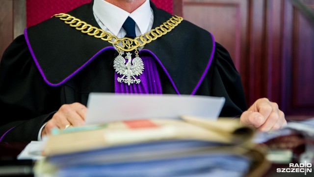 Nie wszyscy działacze opozycji demokratycznej bronią oskarżonego o przyjęcie łapówki Józefa Piniora. Współtwórca Wolnych Związków Zawodowych i legenda Solidarności Krzysztof Wyszkowski powiedział, że nigdy by się nie podpisał pod petycją w obronie osoby oskarżanej o przyjęcie łapówki.