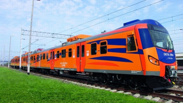 Utrudnienia na trasie kolejowej z Zielonej Góry do Szczecina. Około godziny 11 w pobliżu stacji Krzywin Gryfiński skład Przewozów Regionalnych wjechał w nisko zawieszoną sieć trakcyjną.