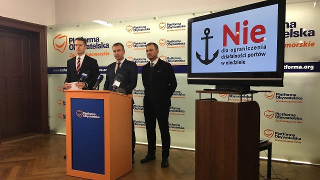 Posłowie PO podczas konferencji prasowej zapowiedzieli, że chcą wyłączyć porty spod rygorów ustawy o zakazie handlu w niedziele.