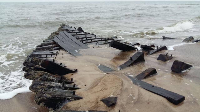 Po dwóch miesiącach od wyrzucenia na plażę w Międzywodziu wrak XIX-wiecznej łodzi zostanie wydobyty. Akcja ma się rozpocząć w środę rano.