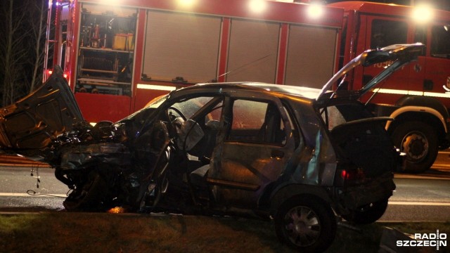Dwie osoby zginęły w wypadku na drodze krajowej nr 6. W poniedziałek po południu kierujący Renault, wyjeżdżając z Karlina, zderzył się z jadącym w kierunku Szczecina Mercedesem.