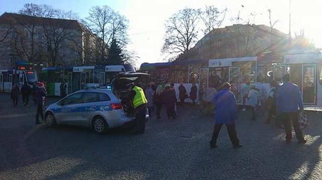 Przy gwałtownym hamowaniu w tramwaju na pl. Grunwaldzkim przewróciły się dwie osoby. Interweniuje pogotowie.
