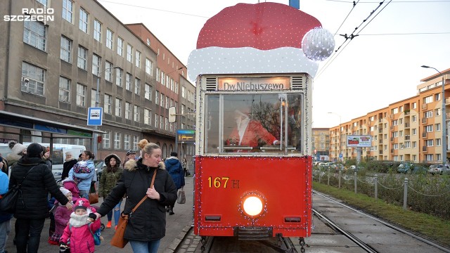Świąteczny tramwaj wyjechał we wtorek na szczecińskie torowiska. To z okazji przypadających 6 grudnia Mikołajek.