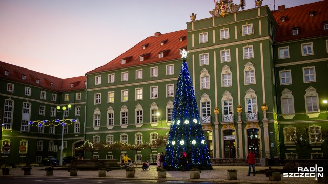 Tradycyjnie w Mikołajki rozbłysnęła miejska choinka w Szczecinie. Drzewko przed urzędem na pl. Armii Krajowej ma 12 metrów wysokości i waży prawie półtorej tony.