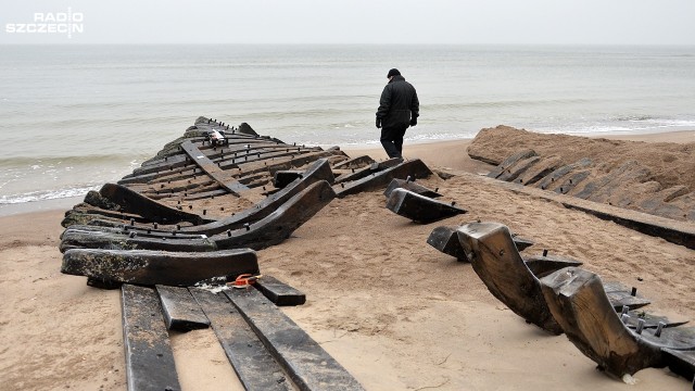 Dwa miesiące temu morze przemieściło wrak na brzeg plaży. W środę, od wczesnych godzin rannych, nad odkopaniem fragmentu poszycia łodzi pracuje około 20 osób.