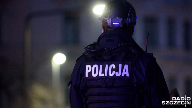 Złodzieje podający się za policjantów okradli dwie starsze kobiety ze Szczecina. Wyłudzili od nich 120 tysięcy złotych i wciąż są na wolności.