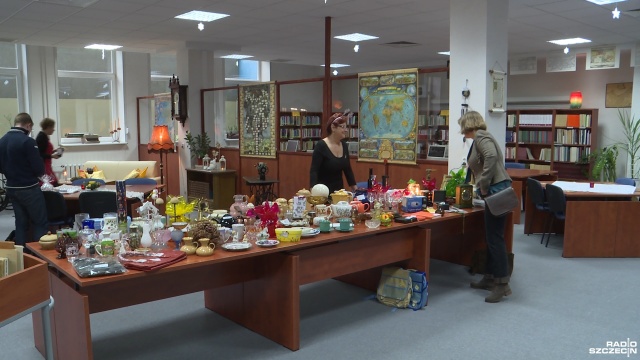 Można spróbować sernika, babeczek czy chleba ze smalcem oraz kupić książki.