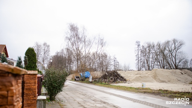 Zamiast pięknego widoku zza okna, widzą hałdy piachu. Tak od kilku dni wygląda najbliższe sąsiedztwo mieszkańców jednej ze świnoujskich ulic.