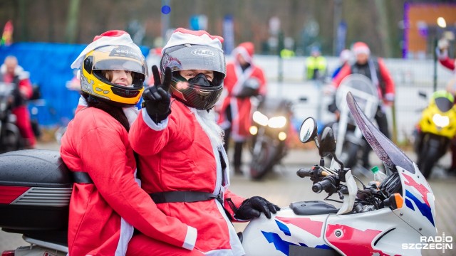Ponad 50 motocyklistów w strojach Mikołajów przejechało w sobotę ulicami Szczecina. Tak rozpoczęła się coroczna akcja dobroczynna na rzecz podopiecznych z zachodniopomorskich domów dziecka i świetlic środowiskowych.