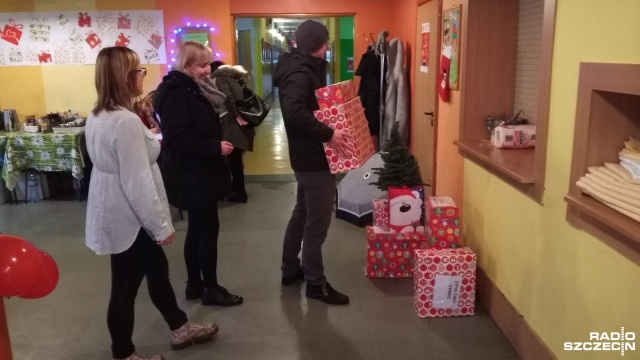 Wolontariusze pakują prezenty i docierają z nimi do potrzebujących. W weekend w całym kraju odbywa się finał akcji Szlachetna paczka. Jednym z 900 punktów zbiórek darów jest Szkoła Podstawowa nr 61 przy ul. 3 Maja w Szczecinie.