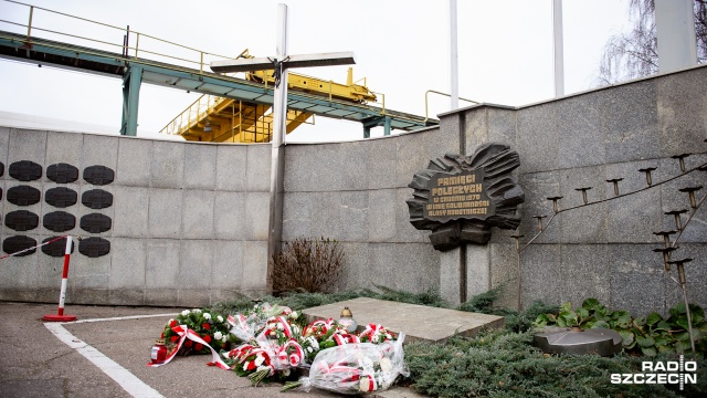 Skromne obchody pamięci ofiar stanu wojennego - przed bramą Stoczni Szczecińskiej zabrakło polskich flag czy zniczy.