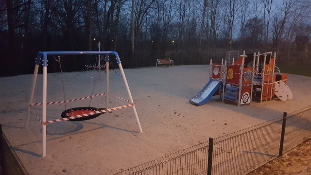 Wóz strażacki, huśtawki, a do tego mini boisko do gry w piłkę - dla najmłodszych powstał nietypowy plac zabaw.