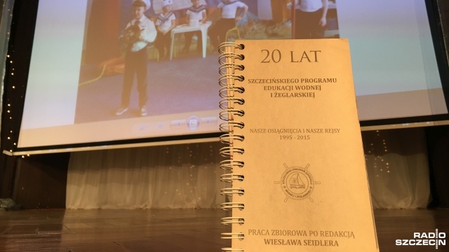 Od 20 lat są z wiatrem w żaglach. Szczeciński Program Edukacji Wodnej i Żeglarskiej w czwartek obchodzi jubileusz. Z tej okazji jego uczestnicy przygotowali ponad 100 stronicową monografię. To podsumowanie działalności.