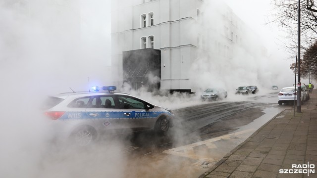 Mieszkańcy okolic ul. Drzymały w Szczecinie mają już ciepłą wodę i ogrzewanie w swoich domach. W czwartek rano doszło tam do awarii ciepłociągu. Do nocy usuwali ją pracownicy Szczecińskiej Energetyki Cieplnej.