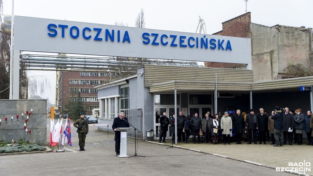 W sobotę w Szczecinie upamiętniono ofiary Grudnia 1970 roku. Pierwsza część obchodów wydarzeń sprzed 46 lat odbyła się przy bramie Stoczni Szczecińskiej.