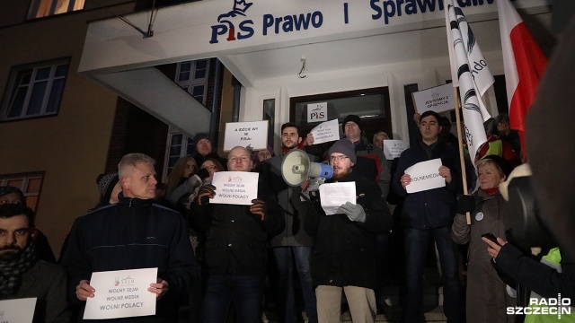 Około 150 osób zebrało się przed siedzibą Prawa i Sprawiedliwości w Szczecinie. To manifestacja Młodych Demokratów, Komitetu Obrony Demokracji.