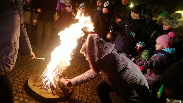 Kilkadziesiąt osób zebrało się przy katedrze św. Jakuba, by przejąć betlejemskie światełko - symbol ciepła, nadziei, miłości i pokoju.