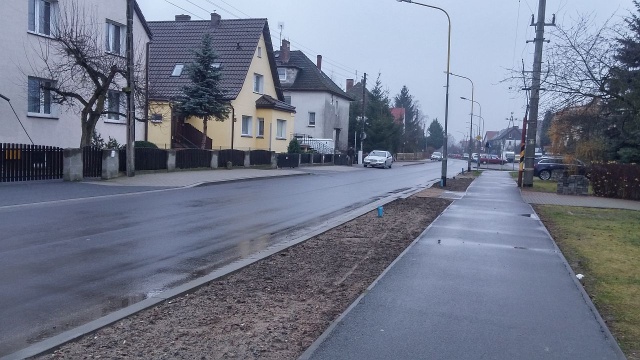 Ponad cztery miliony złotych kosztowała przebudowa Szybowcowej w Szczecinie Dąbiu. Po ośmiu miesiącach prace na niemal dwukilometrowym odcinku między Portową a Notecką kończą się.