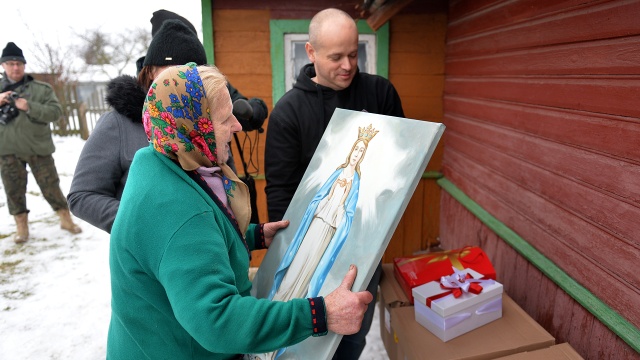 To dzięki zdjęciu, na którym pani Aleksandra częstuje marchewkami pielgrzymów z Polski, w Szczecinie narodziła się inicjatywa wsparcia kresowian.