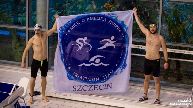 Pływają, by wesprzeć potrzebujące rodziny. Pięć osób z triathlonowego zespołu na szczecińskiej Floating Arenie chce pokonać 17 kilometrów.