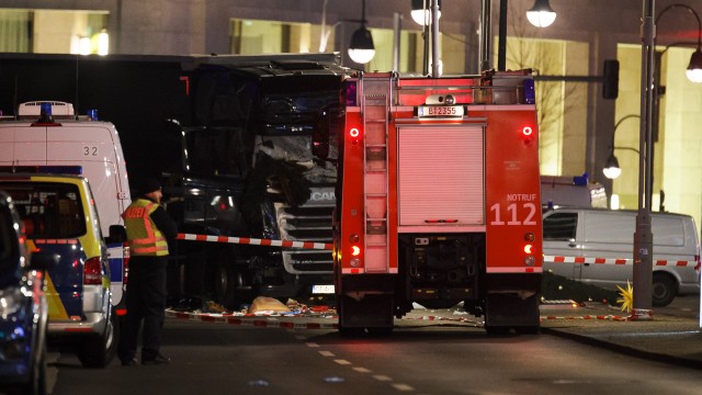 40-tonowa ciężarówka wjechała w tłum na jarmarku bożonarodzeniowym w dzielnicy Charlottenburg w Berlinie. Zginęło co najmniej 12 osób. Około 50 jest rannych, w tym wiele w stanie krytycznym. Tir należał do firmy transportowej z Gryfina.