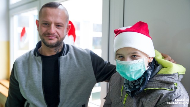 Były mikołaje, elfy i śnieżynki, a także dużo pozytywnej energii. W Szkole Podstawowej nr 55 w Szczecinie odbył się koncert charytatywny dla ucznia z szóstej klasy, Bartka Dolata.