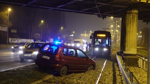 Tramwaje wróciły na swoją trasę. Na torowisku na ulicy Gdańskiej ruch został przywrócony. Wcześniej tory koło wiaduktu kolejowego blokował samochód osobowy.