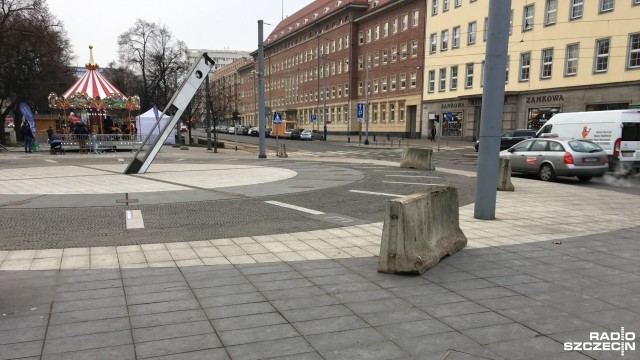 Betonowe zapory przy świątecznym jarmarku w szczecińskiej alei Kwiatowej stawia miasto. Cztery bariery - wysokie na metr i szerokie na dwa metry - pojawiły się od strony Trasy Zamkowej.