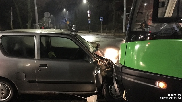Kolizja auta z tramwajem na skrzyżowaniu ulicy Wawrzyniaka i al. Wojska Polskiego w Szczecinie.