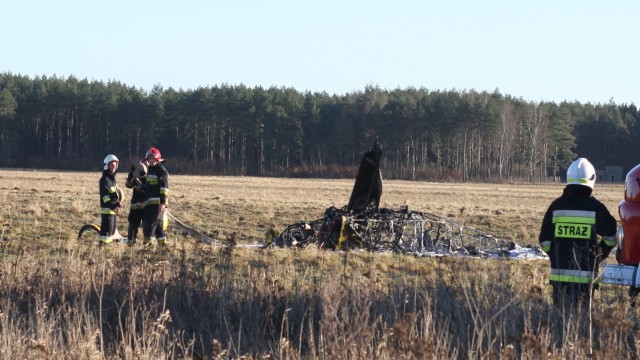 Znany niemiecki pilot, którego samolot rozbił się w Zegrzu Pomorskim w powiecie koszalińskim trafił do szpitala - nie ma poważniejszych obrażeń.