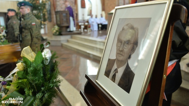 Kilkaset osób pożegnało znanego architekta, żołnierza AK, powstańca warszawskiego - Juliusza Prandeckiego. Jego pogrzeb odbył się w środę po południu na Cmentarzu Centralnym w Szczecinie.