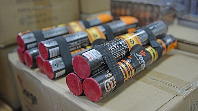 Zachowaj bezpieczną odległość, nie korzystaj po alkoholu i czytaj instrukcje - Urząd Ochrony Konkurencji i Konsumentów na dwa dni przed sylwestrem przestrzega przed nonszalancją przy fajerwerkach.