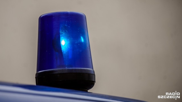 Oszusta narodowości romskiej, który okradł kasjerkę w Wałczu szukają policjanci. Według funkcjonariuszy, wykorzystując zamieszanie w markecie wyjął z kasy 100 zł.