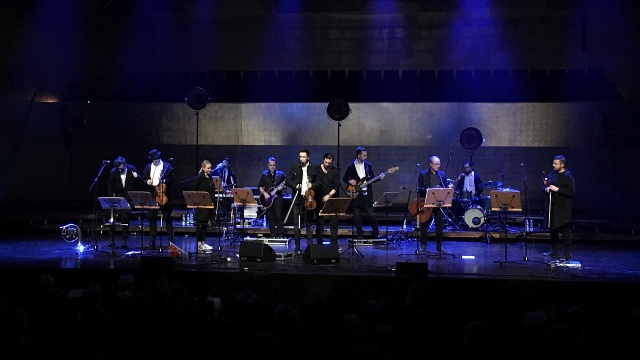 Kolędy Gdy się Chrystus rodzi i Przybieżeli do Betlejem w nowych aranżacjach zabrzmiały w sali Filharmonii im. Mieczysława Karłowicza w Szczecinie.