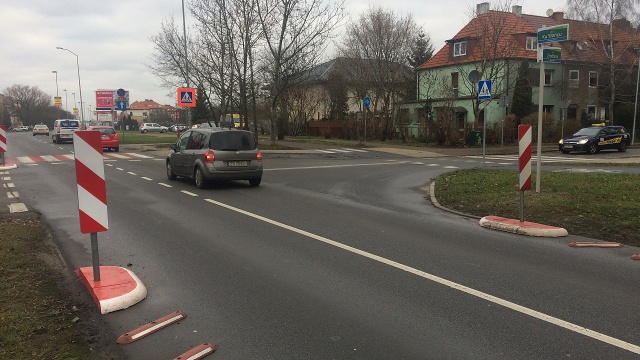 W obrębie skrzyżowania ulicy Ku Słońcu z Różaną i Źródlaną w Szczecinie pojawiły się zwężenia jezdni wymuszające na kierowcach ograniczenie prędkości.