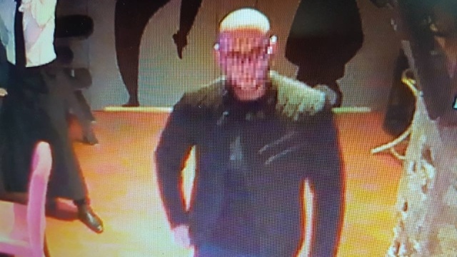 10 tysięcy złotych nagrody za wskazanie mężczyzny, który wylał w sobotę w jednej ze szczecińskich restauracji niezidentyfikowaną substancję.