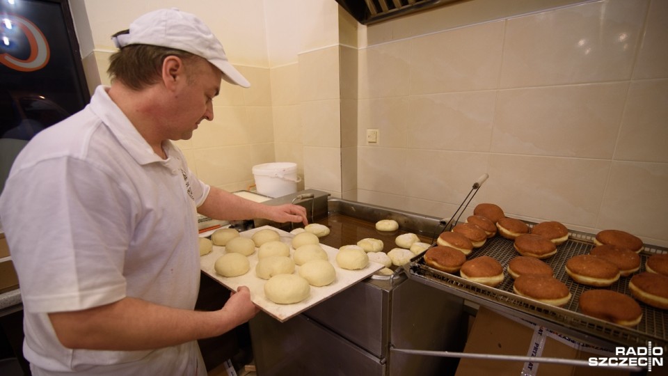 Produkcja pączków w "Starej Pączkarni". Fot. Konrad Nowak [Radio Szczecin]