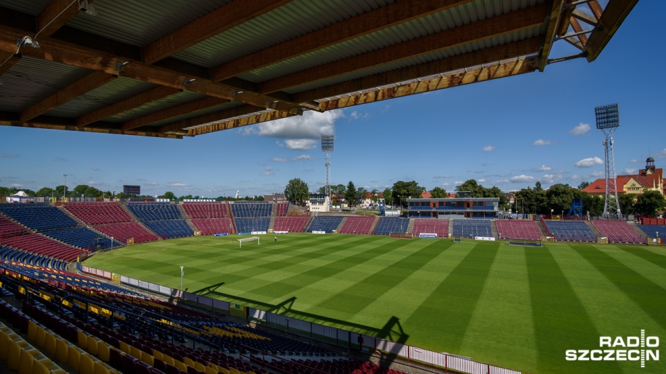 Nową koncepcję piłkarskiego stadionu w Szczecinie pokazuje prezes Pogoni. Fot. Konrad Nowak [Radio Szczecin/Archiwum]