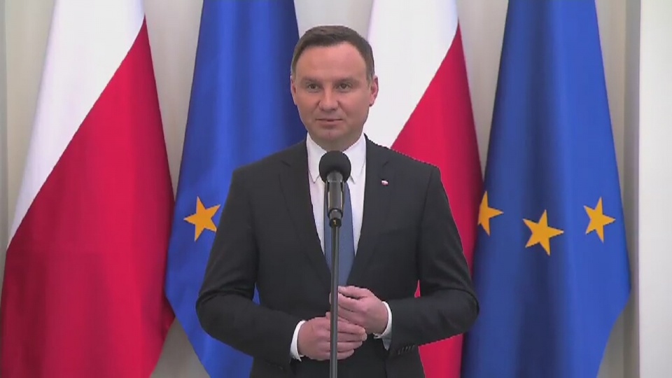 To ważny dzień, bo po raz pierwszy od przemiany ustrojowej w Polsce powstała ustawa, która oznacza wsparcie ze strony państwa polskiego dla rodzin, które posiadają dzieci - mówił prezydent Andrzej Duda. Fot. TVN24/x-news
