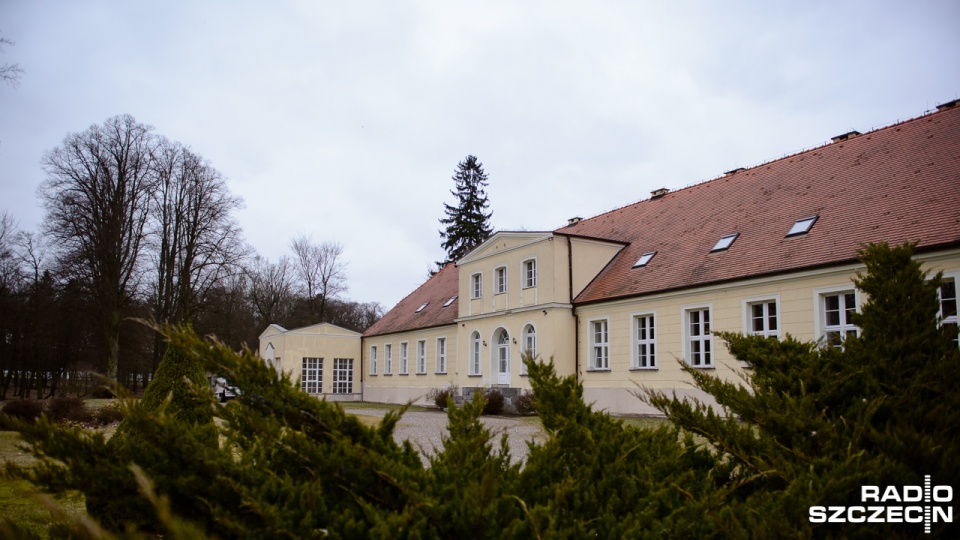 Władze Uniwersytetu Szczecińskiego przedstawiły w piątek program wydarzeń, jakie będą odbywały się w dworku rodziny Bismarcków w Kulicach. Fot. Konrad Nowak [Radio Szczecin]