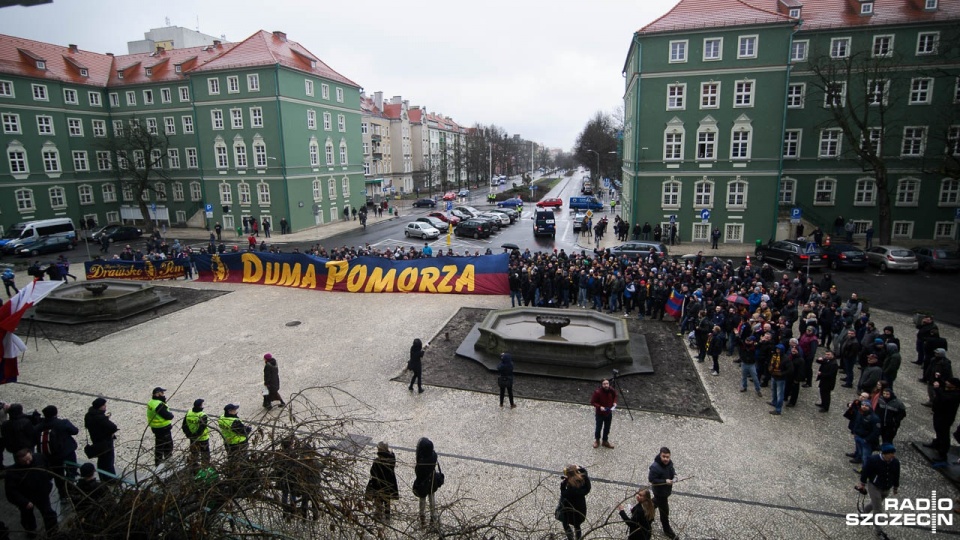 Demonstracja kibiców Pogoni pod Urzędem Miasta w sprawie stadionu w Szczecinie. Fot. Konrad Nowak [Radio Szczecin]