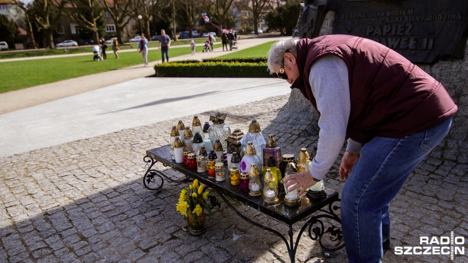 Od sobotniego poranka szczecinianie składają kwiaty i znicze pod pomnikiem papieża. Fot. Konrad Nowak [Radio Szczecin]