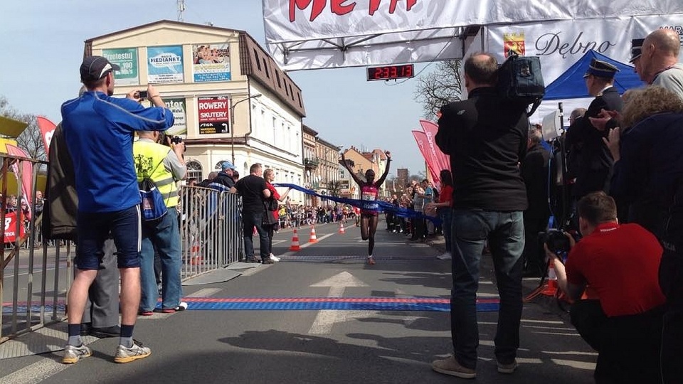 Stellah Barsosiona mecie maratonu w Dębnie. Fot. Maraton Dębno Facebook