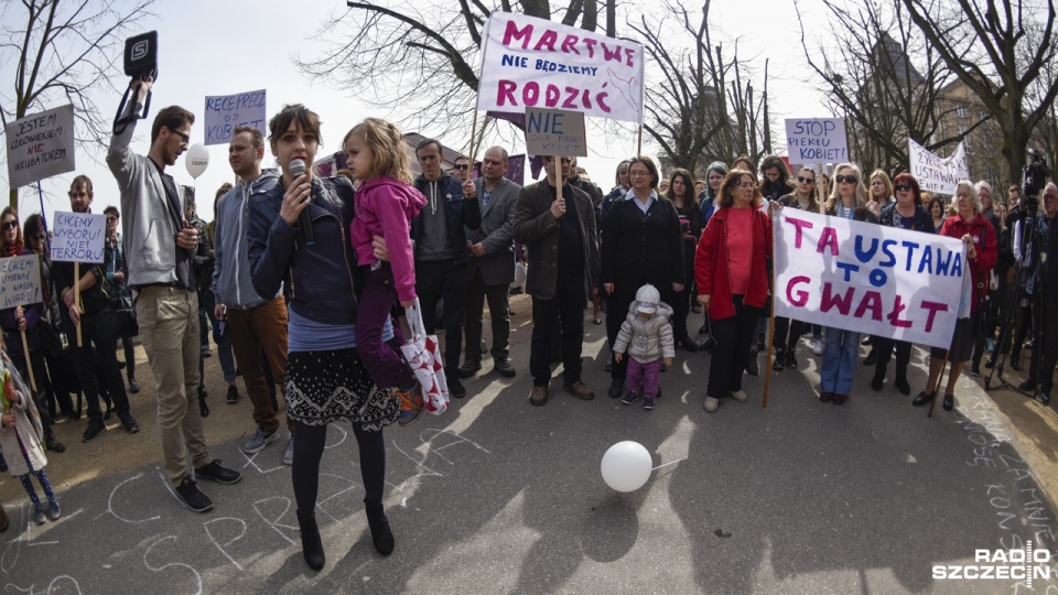 Manifestacja przeciwko ustawie antyaborcyjnej przed Zachodniopomorskim Urzędem Wojewódzkim. Fot. Jarosław Gaszyński [Radio Szczecin]