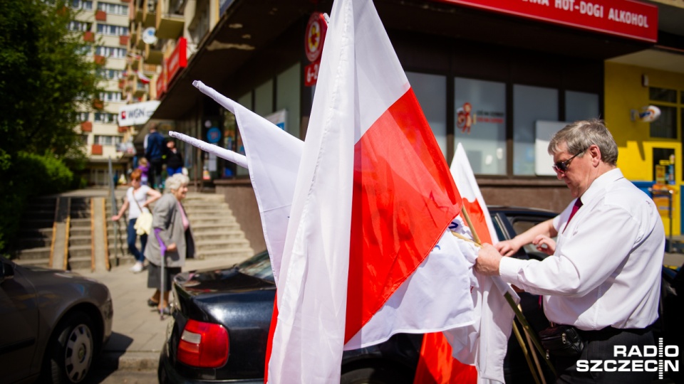 Kilkadziesiąt samochodów pod biało-czerwonymi flagami przejechało ulicami Szczecina. Fot. Konrad Nowak [Radio Szczecin]