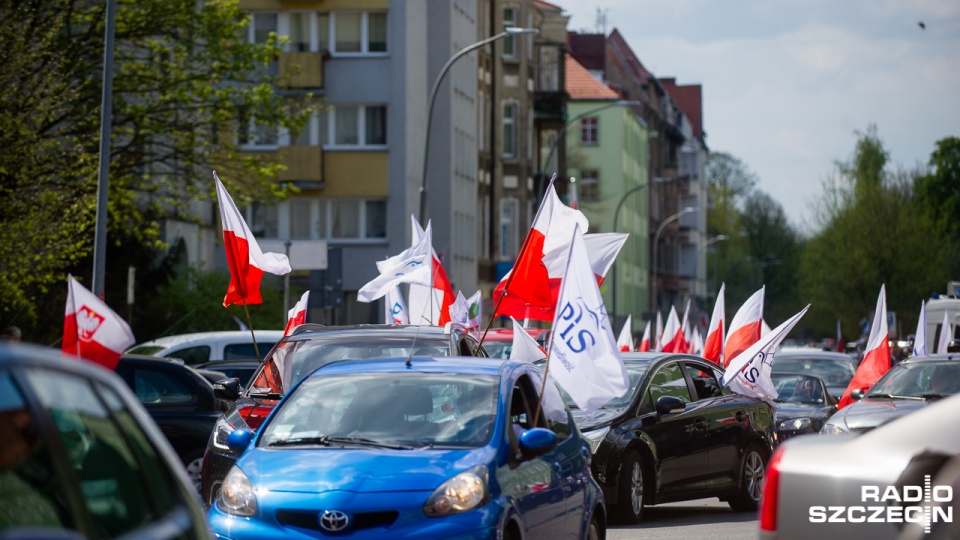 Kilkadziesiąt samochodów pod biało-czerwonymi flagami przejechało ulicami Szczecina. Fot. Konrad Nowak [Radio Szczecin]